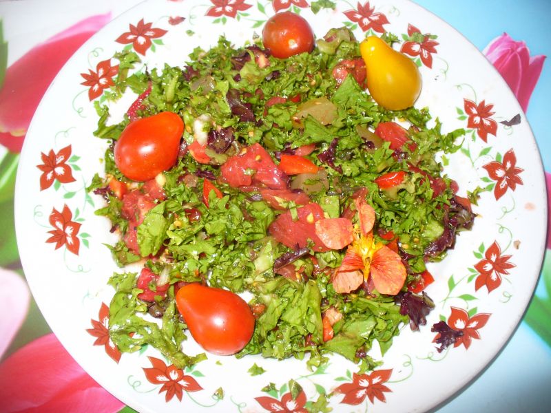 Sałatka z pomidorem,sałatą szczępiastą i ananasem Sałatka z pomidorem,sałatą szczępiastą i ananasem