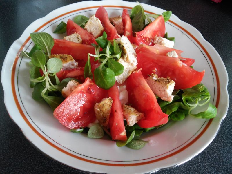 Sałatka z pomidorem, serkiem i kurczakiem Sałatka z pomidorem, serkiem i kurczakiem