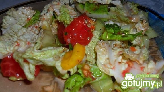 Sałatka z pomidorem z puszki i pekinką