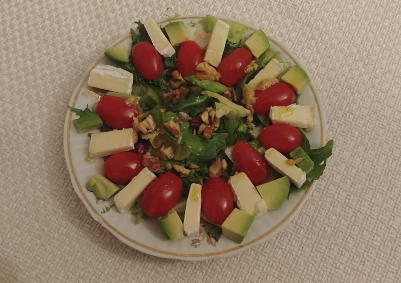 Sałatka z pomidorkami, awokado i serem brie Sałatka z pomidorkami, awokado i serem brie