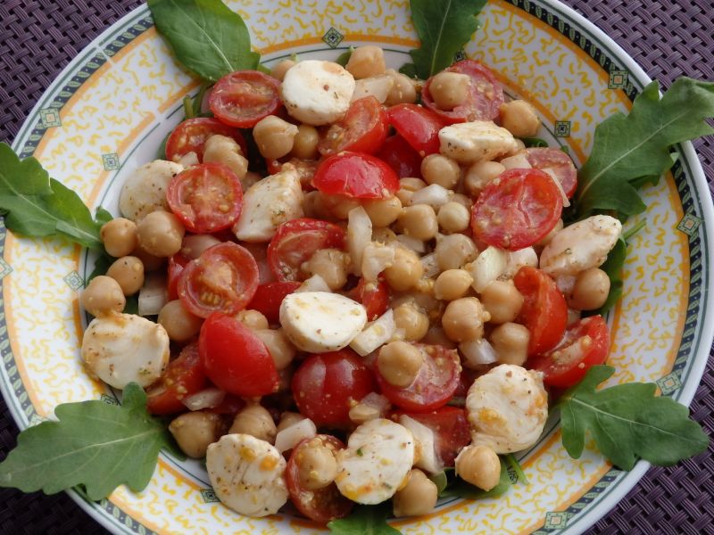 Sałatka z pomidorkami i cieciorką