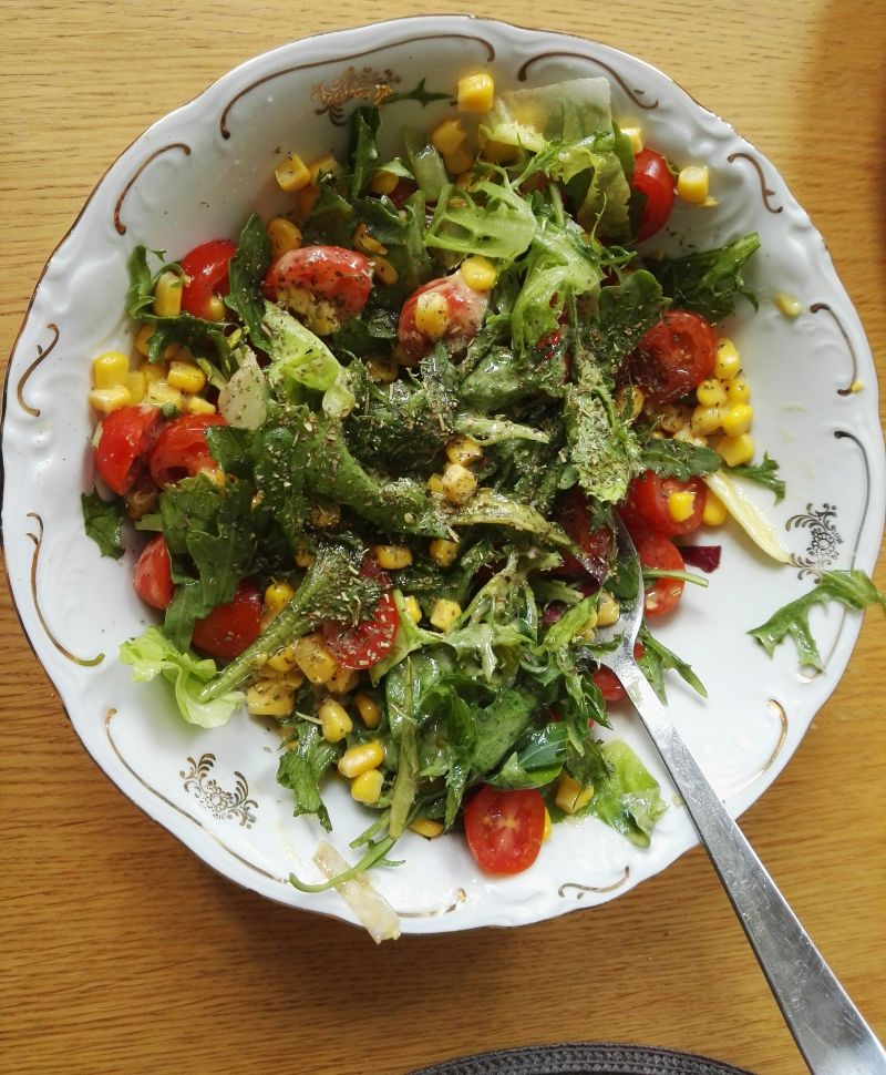 Sałatka z pomidorkami i kukurydzą