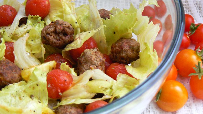 Sałatka z pomidorkami i mięsnymi kuleczkami Sałatka z pomidorkami i mięsnymi kuleczkami