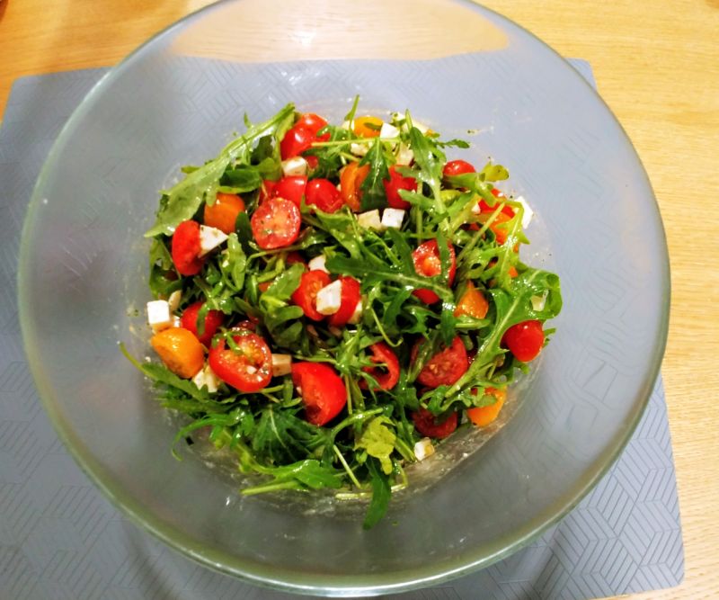 Sałatka z pomidorkami i serem ricotta