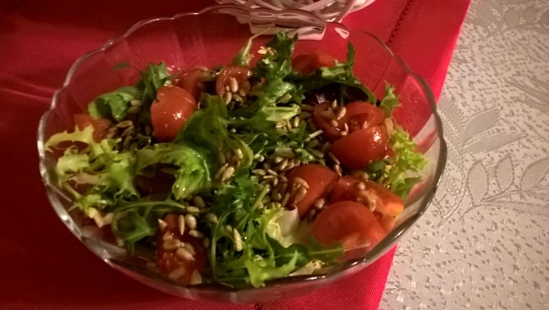 Sałatka z pomidorkami i słonecznikiem