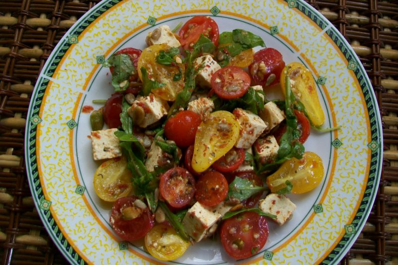 Sałatka z pomidorkami i tofu Sałatka z pomidorkami i tofu