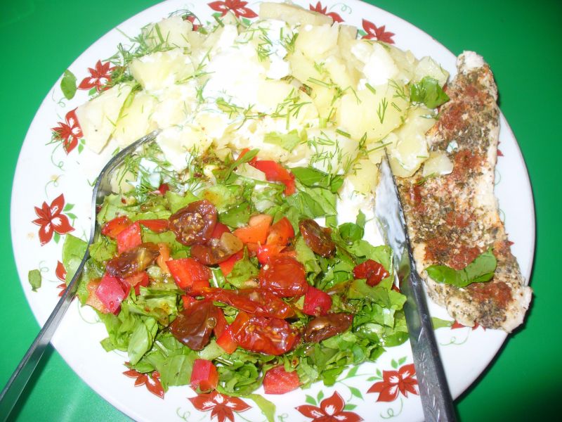 Sałatka z pomidorkami suszonymi i papryką
