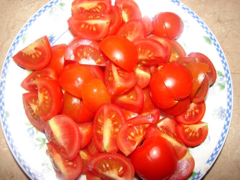 Sałatka z pomidorkami w sosie czosnkowym