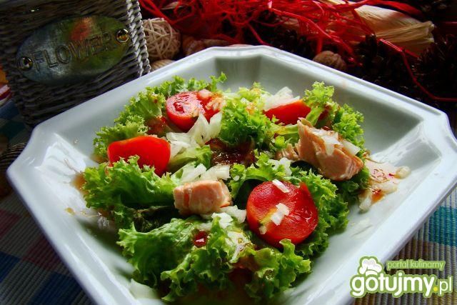 Sałatka  z pomidorków i łososia 