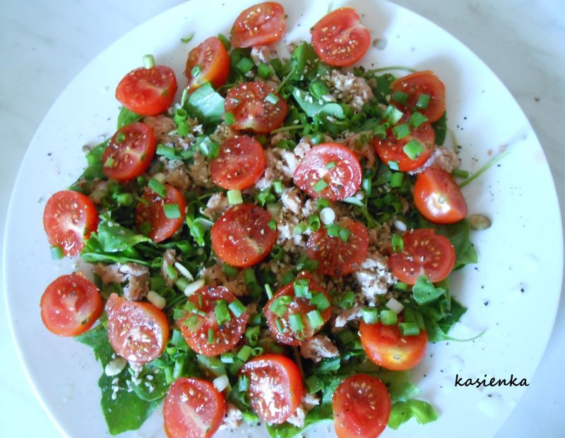 Sałatka z pomidorków koktajlowych