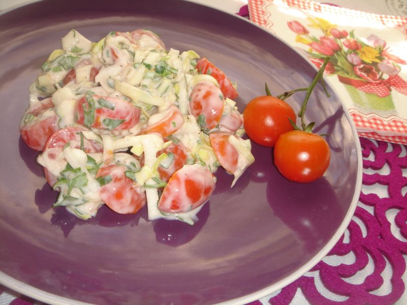 Sałatka z pomidorków koktajlowych i pora