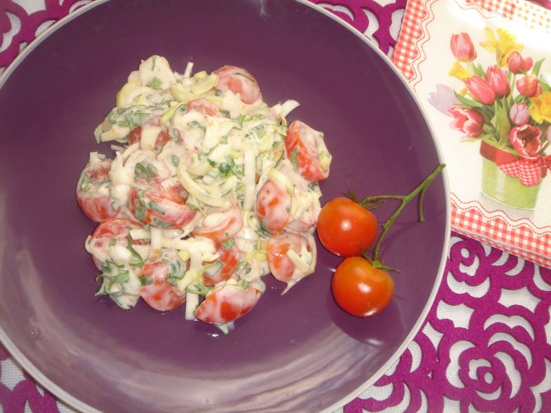 Sałatka z pomidorków koktajlowych i pora