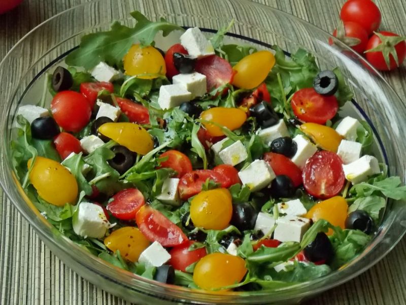 Sałatka z pomidorków na rukoli