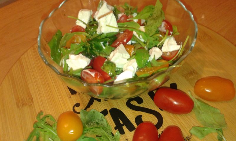 Sałatka z pomidorków, rukoli oraz sera typu feta