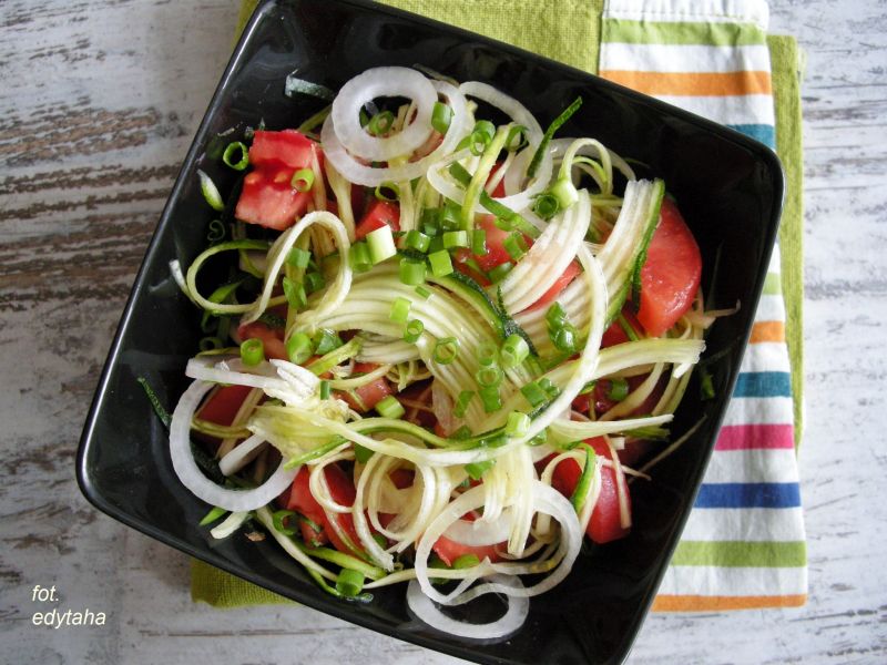 Sałatka z pomidorów i cukinii