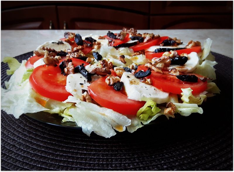Sałatka z pomidorów i mozzarelli 