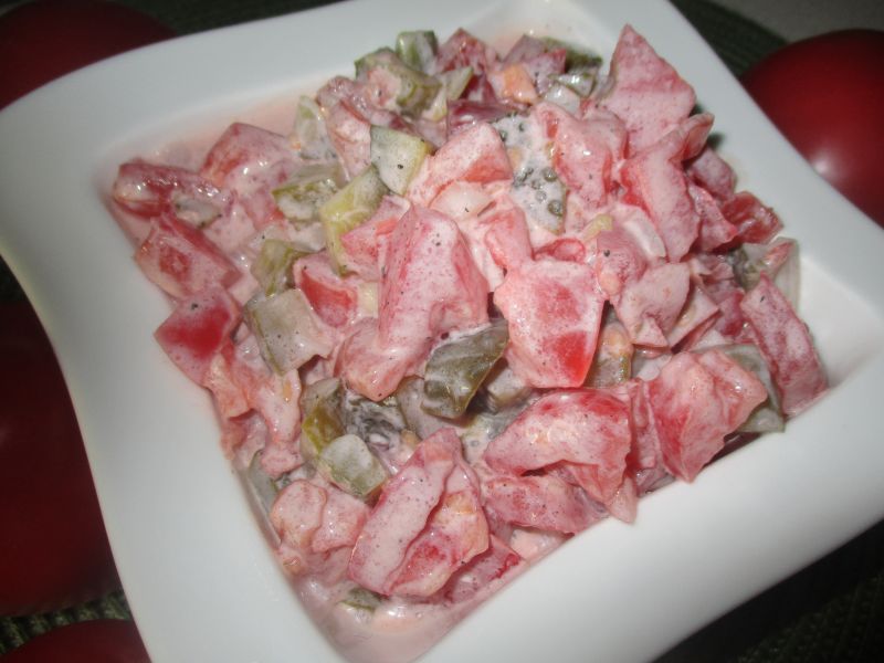 Sałatka z pomidorów i ogórków w śmietanie