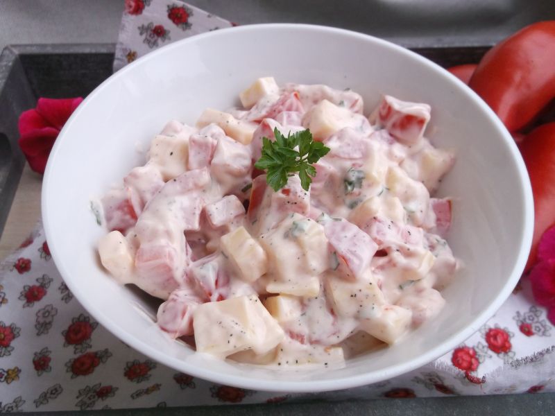 Sałatka z pomidorów i sera żółtego