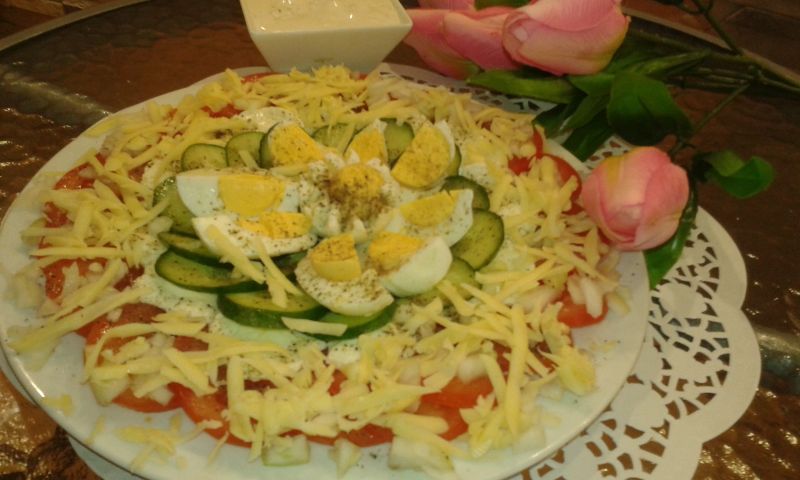 Sałatka z pomidorów,mozzarelli i ........