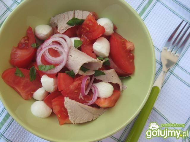 Sałatka z pomidorów, mozzarelli i szynki Sałatka z pomidorów, mozzarelli i szynki