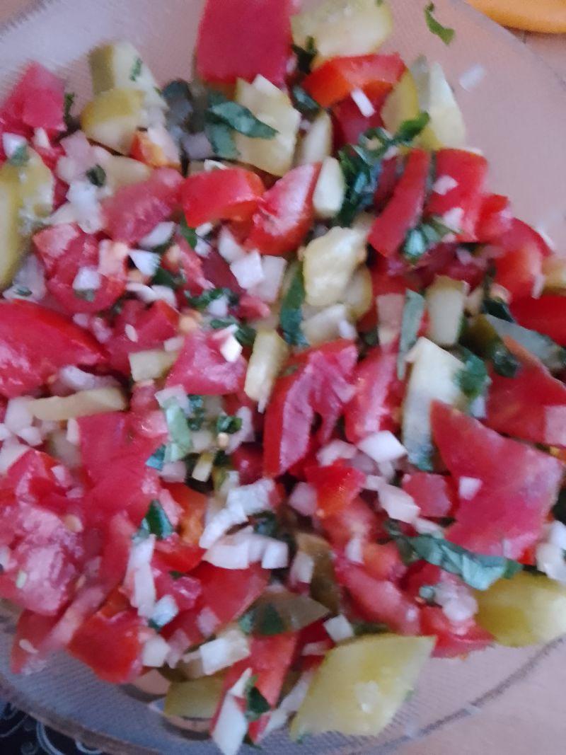 Sałatka z pomidorów, ogórków i kurdybanka