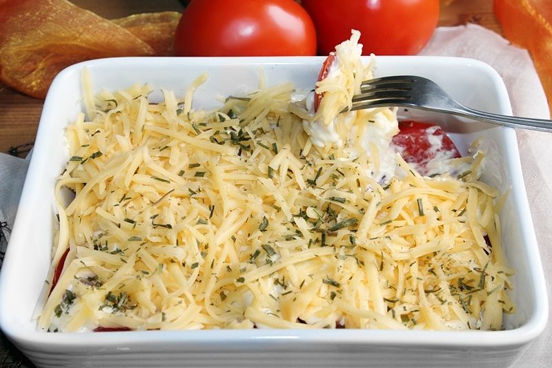 Sałatka z pomidorów pod serową pierzynką Sałatka z pomidorów pod serową pierzynką