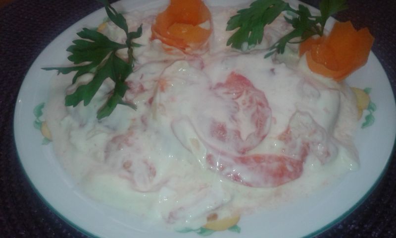 Sałatka z pomidorów,sera oraz sosu majonezowego... Sałatka z pomidorów,sera oraz sosu majonezowego...