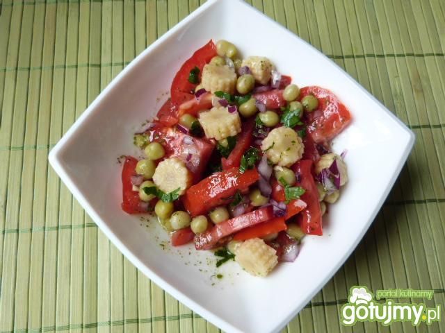 Sałatka z pomidorów z kolbami kukurydzy