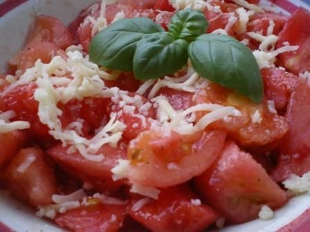 Sałatka z pomidorów z parmezanem Sałatka z pomidorów z parmezanem