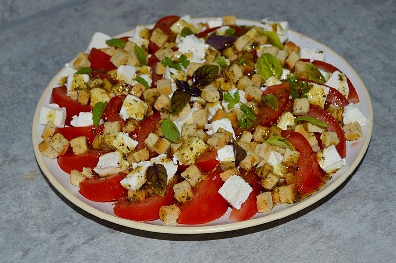 Sałatka z pomidorów z serem feta i grzankami Sałatka z pomidorów z serem feta i grzankami