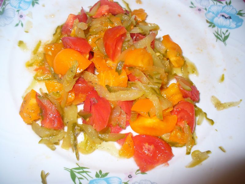 Sałatka z pomidorówi ogórka kiszonego