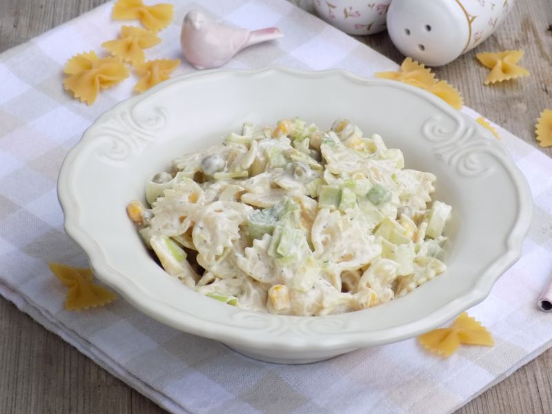 Sałatka z pora, makaronu i groszku na jogurcie