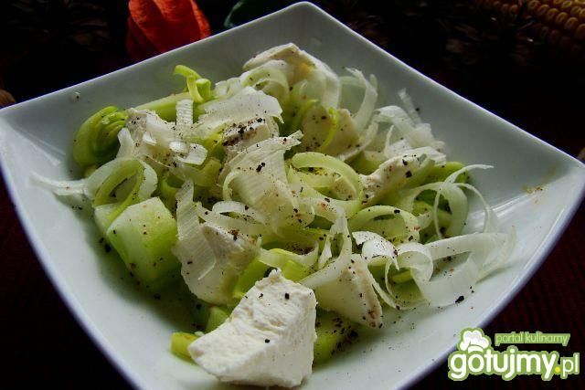 Sałatka z pora ,ogórka i sery feta 