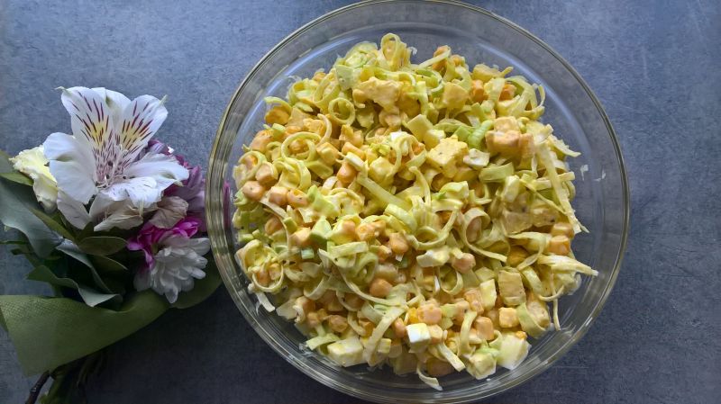 Sałatka z porem, ananasem i jajkiem Sałatka z porem, ananasem i jajkiem