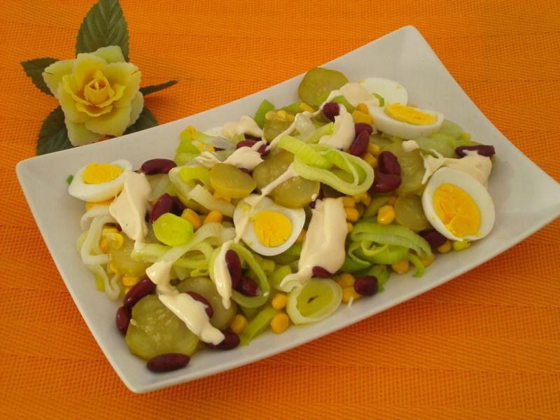 Sałatka z porem, fasolą i ogórkiem konserwowym