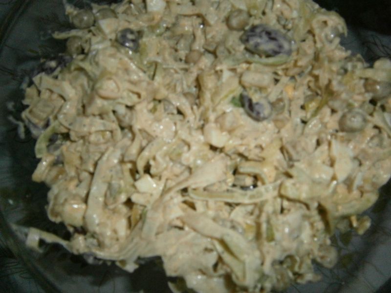 Sałatka z porem, fasolką czerwoną i żółtym serem 