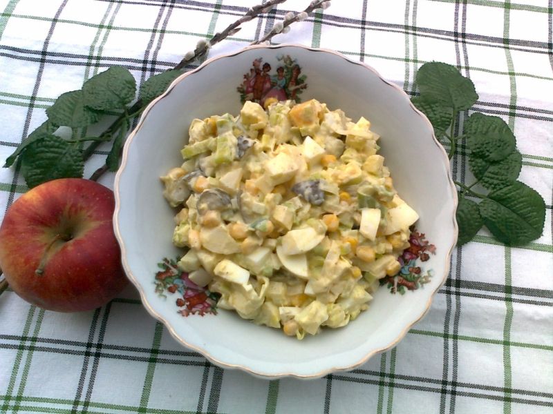 Sałatka z porem, jabłkiem i kukurydzą