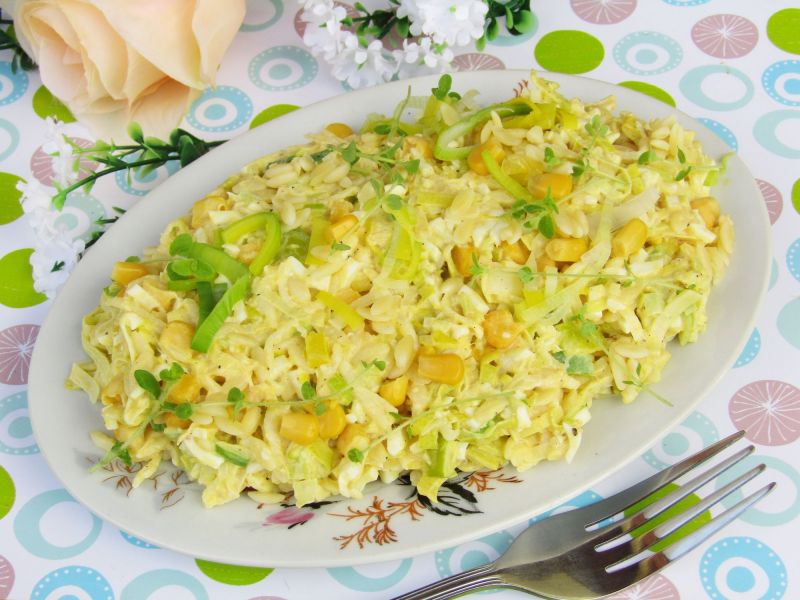 Sałatka z porem, kukurydzą i makaronem