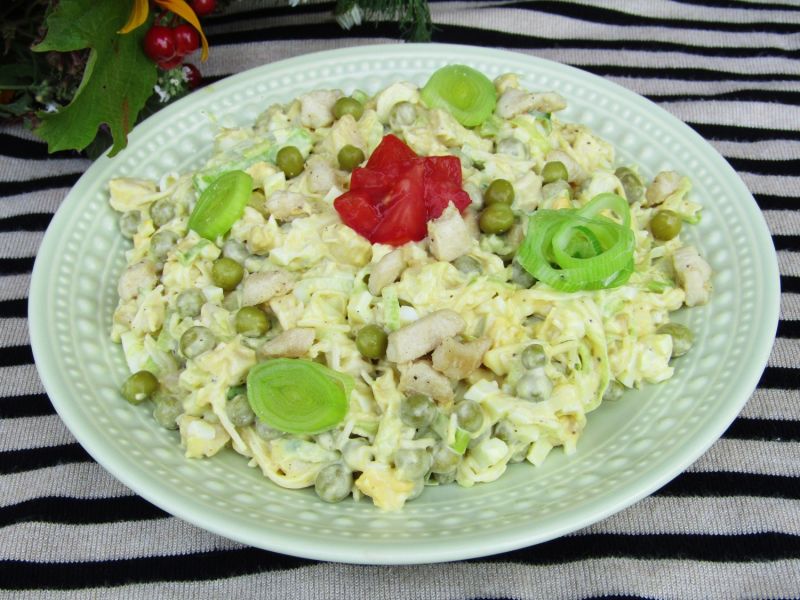 Sałatka z porem, kurczakiem i selerem konserwowym 