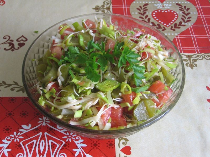 Sałatka z porem, żółtym serem i kiełkami