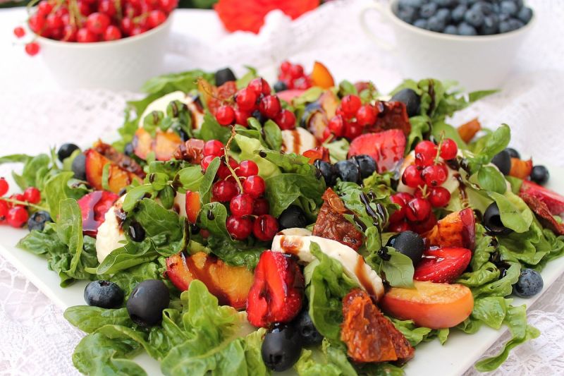 Sałatka z porzeczkami i balsamico 