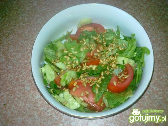 Sałatka z prażonym słonecznikiem  Sałatka z prażonym słonecznikiem