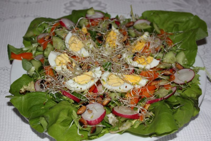 Sałatka z prażonymi orzechami  Sałatka z prażonymi orzechami