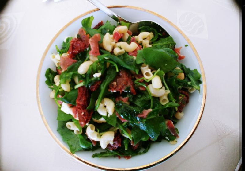 Sałatka z prosciutto i suszonymi pomidorami