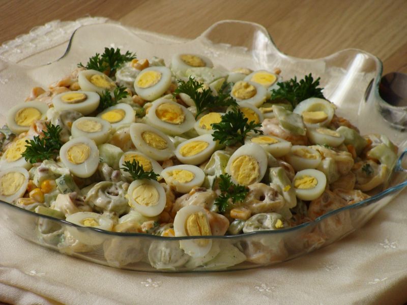 Sałatka z przepiórczymi jajeczkami 