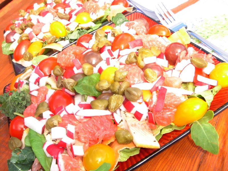 Sałatka z pstrągiem, grejpfrutem i pomidorkami