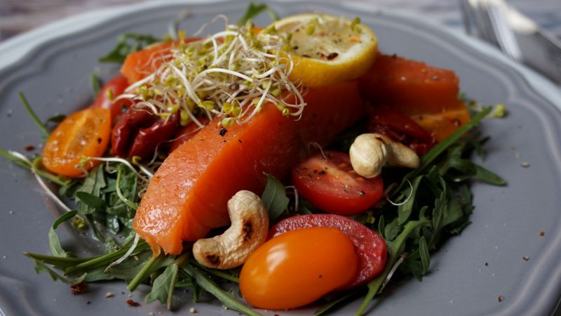 Sałatka z pstrągiem i orzechami 