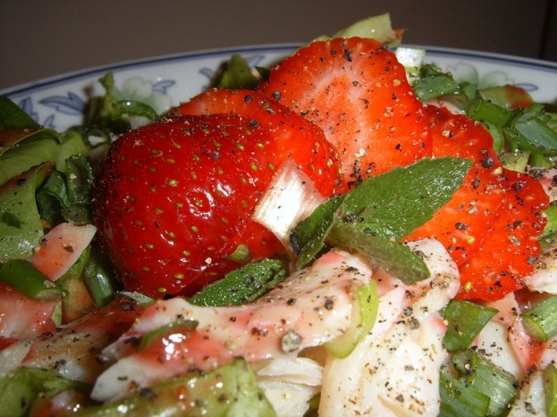 Sałatka z pstrągiem szampanem i truskawkami Sałatka z pstrągiem szampanem i truskawkami