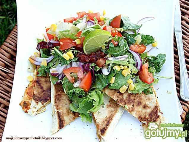 Sałatka z quesadillą i limonkowym vinegr Sałatka z quesadillą i limonkowym vinegr