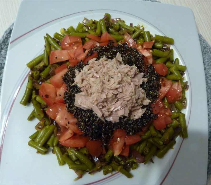 Sałatka z quinoa, komosą ryżową czarną Sałatka z quinoa, komosą ryżową czarną